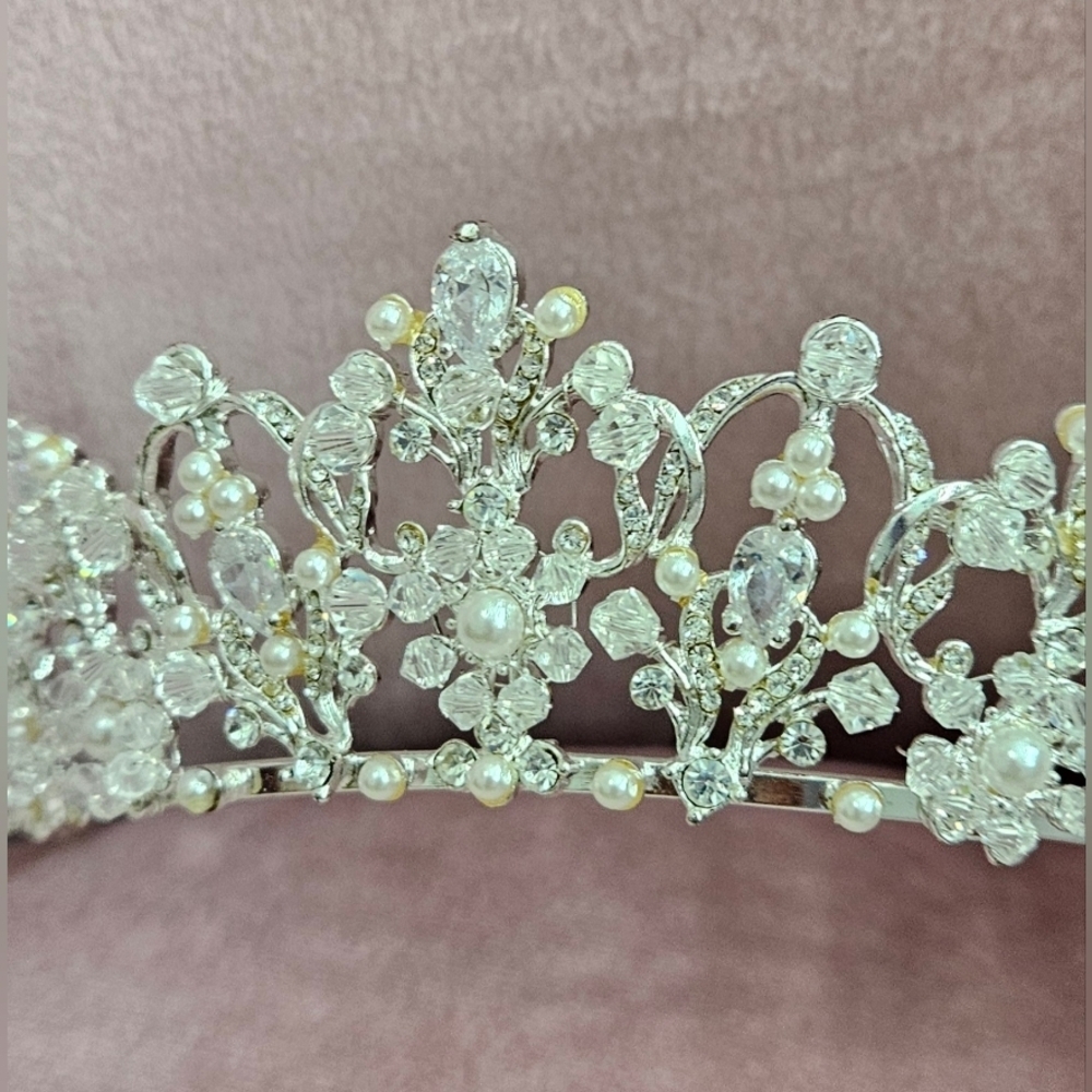 πVintage Inspired Silver Sparkly Tiara with Crystals And Pearlsπ - Picture 10 of 13